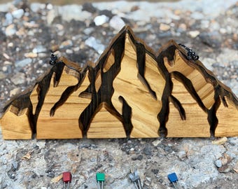 Llavero grande de madera de montaña con 4 tuercas de escalada
