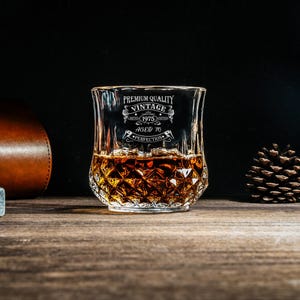 Vintage 1975 graviertes Whiskyglas - 50. Geburtstag gealtert zur Perfektion - 50 Jahre alte Geschenke Bourbon Scotch Whisky Tumbler Glas & Untersetzer-Set