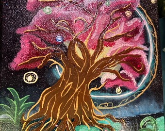 Könnte beinhalten: Originalgemälde eines Baumes mit rosa und rotem Laub vor einem dunklen, sternenübersäten Himmel. Der Baumstamm und die Äste sind braun mit goldenen Akzenten. Das Kunstwerk hat ein Fantasy-Thema mit einem himmlischen Hintergrund und einem leuchtenden Mond.