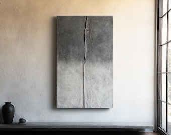 Puede incluir: Una obra de arte abstracta rectangular con un degradado de grises. La mitad superior es gris oscuro, que se transforma en gris claro en la parte inferior. Una línea vertical recorre el centro. Montada en una pared clara.