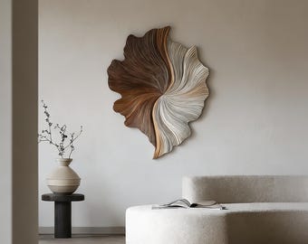 Op de afbeelding: Abstracte wandkunst met een gelaagd, wervelend ontwerp. Het kunstwerk toont een mix van bruine, beige en witte tinten, wat een dynamisch visueel effect creëert. Het is gemonteerd op een neutrale muur en past in een modern interieur.