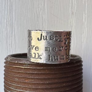 N. 37 Michea 6:8 Citazione della Bibbia Anello in argento sterling con fascia quadrata in euro realizzata a mano con timbro a giorno, ama con giustizia, misericordia, cammina umilmente
