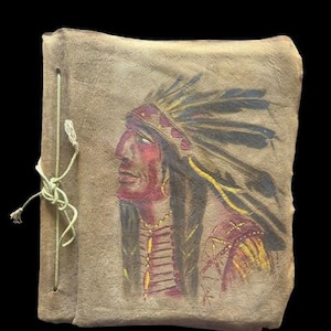 Álbum de cartões postais de arte popular canadense, pintado à mão, chefe indígena em pele de veado, com 70 cartões postais datados de 1907-1925, todos cartões postais canadenses