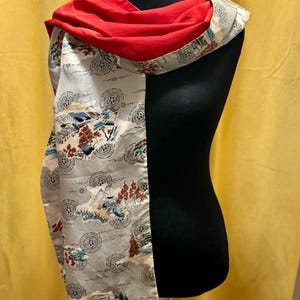 Motivo vintage art déco de los años 20 de inspiración asiática en negro, gris, blanco y un toque de rojo que complementa el destello de rojo del otro lado.