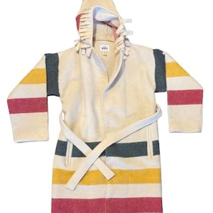 Op de afbeelding: Crèmekleurige badjas met een gestreept patroon in rood, geel en donkergroen. De badjas heeft een riem en franjedetails op de capuchon. Een comfortabel en stijlvol bovenkledingstuk.