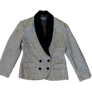 Può includere: Un blazer a quadri bianco e nero con colletto in velluto nero e chiusura a doppio petto.