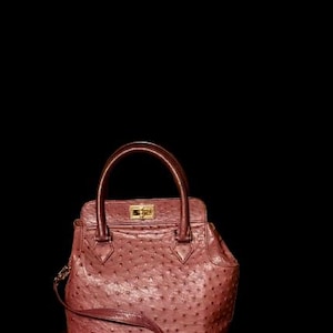 Cartera con asa superior o cruzada de piel de avestruz color burdeos de Brooks Brothers