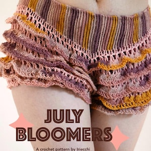 Puede incluir: Bloomers de ganchillo con cintura acanalada y bordes con volantes en capas en una paleta de colores variados de rosa polvoriento, morado intenso y amarillo mostaza. El texto JULY BLOOMERS A crochet pattern by Iriecchi_ aparece impreso.
