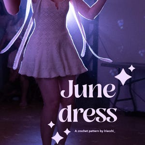 Könnte beinhalten: Ein hellfarbenes Häkelkleid mit Rautenmuster, mit einem U-Ausschnitt und Trägern. Das Bild enthält den Text "June dress" und "A crochet pattern by Irieccchi_". Das Kleid wird mit Absätzen getragen.