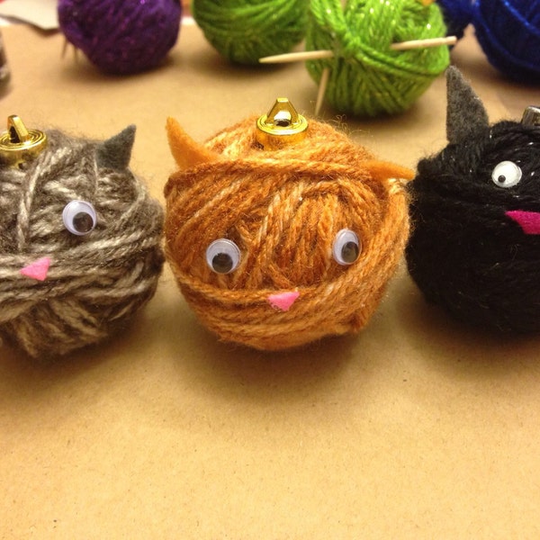 Yarn Kitty Holiday Christmas Tree Ornament