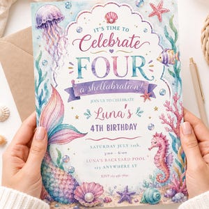 Könnte beinhalten: Eine rechteckige Geburtstagseinladungskarte mit Aquarellillustrationen einer Meerjungfrauenschwanzflosse, Qualle, Seepferdchen, Seestern und Muscheln. Der Text lautet: IT'S TIME TO Celebrate FOUR a shellabration! JOIN US TO CELEBRATE Luna's 4TH BIRTHDAY.