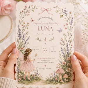 Op de afbeelding: Een uitnodigingskaart met een geschulpte rand en een aquarelillustratie van een fee, wilde bloemen en paddenstoelen. De tekst luidt: You are invited to a Magical fairy birthday LUNA is turning 4, Saturday June 22 at 2:00 pm, The Botanical Gardens.