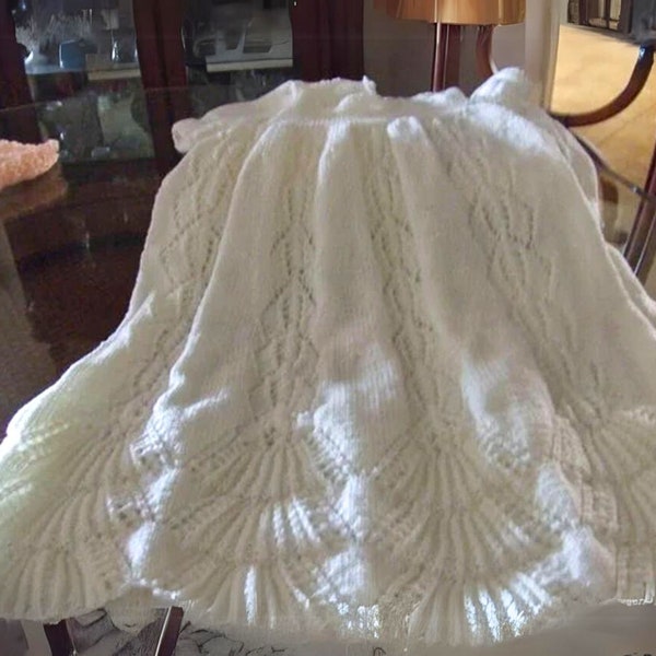 Modèle de tricot pour une robe de baptême traditionnelle. Robe de baptême ancienne avec ourlet en dentelle. Robe formelle pour bébé. Taille du nouveau-né à 6 mois