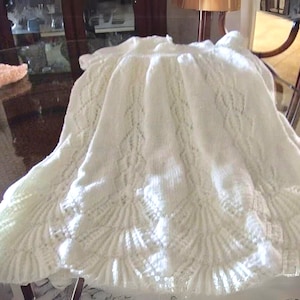 Strickmuster (Anleitung) für ein Trachtenkleid oder Taufkleid. Erbstück Taufkleid mit Spitzensaum. Festliches Babykleid. Größe Neugeborene bis 6m
