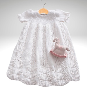 Strickmuster (Anleitung) für ein Trachten Taufkleid. Erbstück Taufkleid mit Spitzensaum. Festliches Babykleid. Größe Newborn bis 6mos