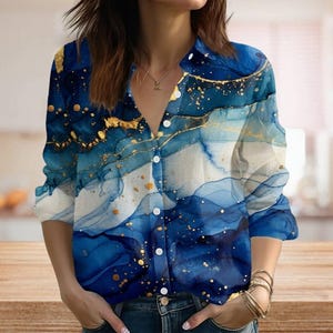 Blusa azul marinho com estampa marmorizada dourada, blusa casual de manga comprida com estampa abstrata em tinta álcool, estilo boho, presente artístico para ela.