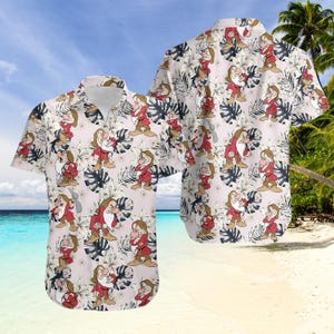 Könnte beinhalten: Kurzärmeliges Hemd mit Knopfleiste und einem sich wiederholenden Muster von Zeichentrickfiguren in roten und beigen Outfits. Das Hemd hat einen hellrosa Hintergrund mit weißen Blumen und dunkelgrünen Blättern.