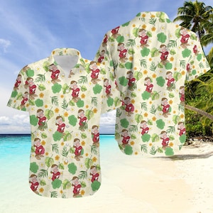 Könnte beinhalten: Ein kurzärmeliges Hemd mit einem sich wiederholenden Muster einer Zeichentrickfigur in roter und weißer Kleidung. Das Hemd hat einen cremefarbenen Hintergrund mit grünen Blättern und gelben Blumen. Das Hemd wird an einem tropischen Strand gezeigt.