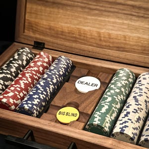 Valigetta da poker personalizzata in legno massello con carte e fiches di argilla di prima qualità realizzate con le specie di legno che preferisci!