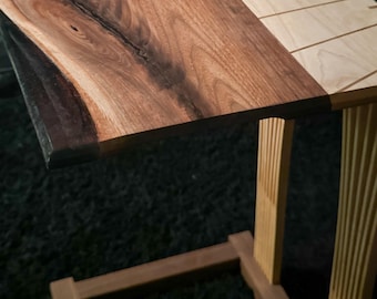 Custom Live Edge End Table: Walnuss, Ahorn und dunkles Epoxidharz