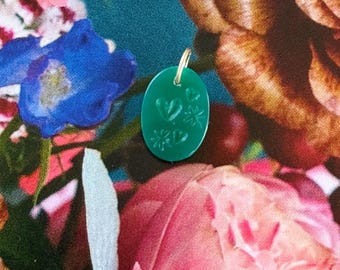 Charm de corazones y estrellas de ónix verde grabado
