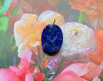 Charm de corazón y estrellas de lapislázuli grabado