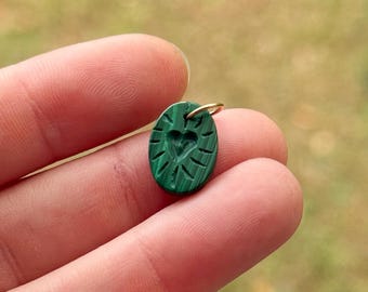 Charm de corazón de malaquita grabado