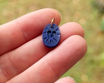 Charm de corazón de lapislázuli grabado