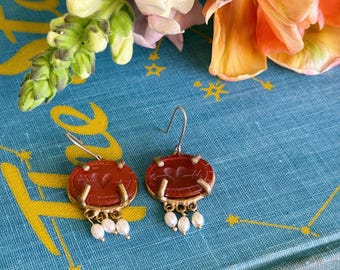 Pendientes con intaglio de Cupido en cornalina y perlas