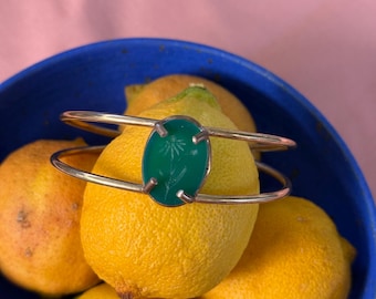 Brazalete con intaglio de ónix verde