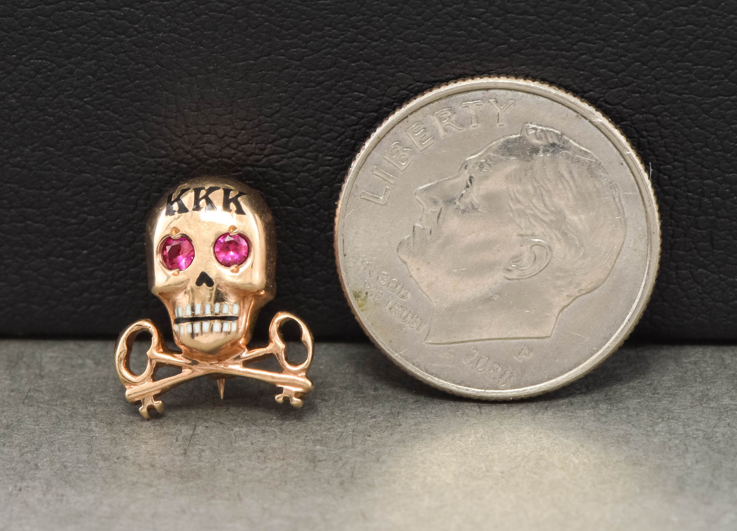 ピンバッジ スカル ソード POLLICINO USA Vintage Tri Kappa Sorority Enamel Skull With Keys Pin in 10K