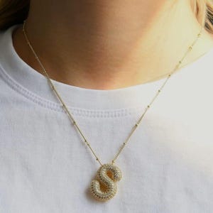 Collar con letra de globo, colgante inicial con pavé de burbujas, collar con letra dorada 3D, collar con burbujas personalizado con pavé, Hailey Bieber, collar grueso