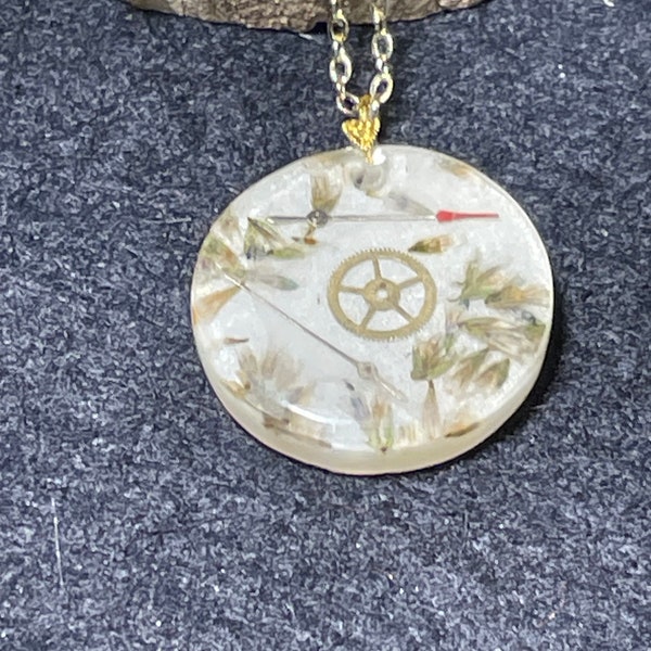 Collier pendentif résine fleurs séchées et composants mécaniques de montre. Inspiration steampunk.