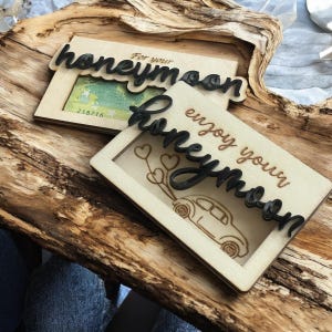 Prezent pieniężny-ślub-drewniana karta-spersonalizowany prezent-ciesz się miesiącem miodowym-prezent dla miesiąca miodowego-pomysł na prezent-dla młodej pary