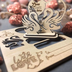 Tarjeta de madera pop-up 3D personalizable | Declaración de Amor de San Valentín | Idea de regalo romántico | Hecho a mano | Con persona de pie