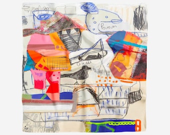 Può includere: Un foulard quadrato con sfondo color crema e una vivace stampa collage astratta. Il design include schizzi a inchiostro nero di un uccello e forme geometriche, sovrapposti a blocchi di colori vivaci in arancione, rosa, blu e rosso.