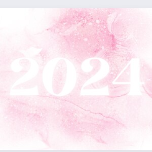Pode incluir: Um fundo de aquarela rosa com o ano 2024 em texto branco.
