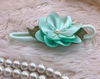 Petite fleur verte en satin pour bébé