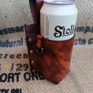 Leren bierfles- en bierblikjeshouder voor aan de riem. Leren houder voor bier.