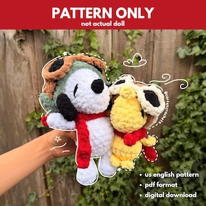 Puede incluir: Un patrón de ganchillo digital para dos muñecos de peluche, uno blanco con orejas negras y otro amarillo, ambos con gorros de aviador y bufandas rojas. La imagen incluye el texto PATTERN ONLY, not actual doll, us english pattern, pdf format, digital download.