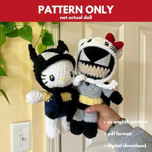 Puede incluir: Un patrón de crochet para dos muñecas amigurumi. Una muñeca es un personaje Hello Kitty blanco con un disfraz de Batman negro. La otra muñeca es un personaje Venom blanco y negro con un disfraz Hello Kitty blanco. El patrón está en formato PDF y es una descarga digital.