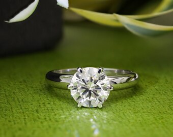 Colección de anillos de diamantes brillantes