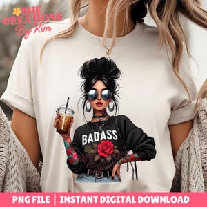 Puede incluir: Una ilustraci&oacute;n digital de una mujer con cabello oscuro y gafas de sol sosteniendo una taza de caf&eacute;. Lleva una chaqueta negra con la palabra "BADASS" impresa en ella. El fondo es una camiseta blanca.