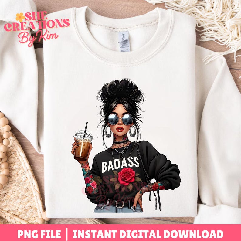 Puede incluir: Una ilustraci&oacute;n digital de una mujer con cabello oscuro y gafas de sol sosteniendo una taza de caf&eacute;. Lleva una camiseta negra con la palabra "BADASS" impresa en ella. Tiene un tatuaje de rosa en el brazo y lleva pantalones vaqueros azules.