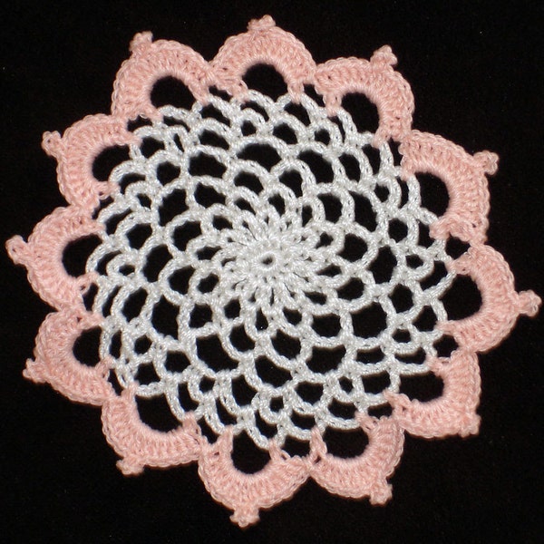 Nouveau à la main au crochet « 83 » Coaster/napperon dans Antique Peach blanc et lumière