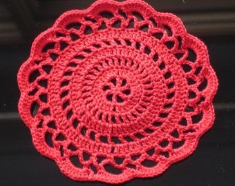 Nouveau dessous de verre/napperon « Elegance » au crochet fait main en rouge victoire - Cet article mesure env. 3 à 4 po. de diamètre selon le filetage utilisé