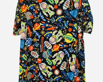 LuLaRoe Disney Shirt Scrub Buzz Light Year Femme Taille Moyenne Toy Story Infirmière