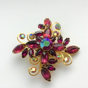 Purple BROOCH, Vintage Prong Set, Flower Burst, 1950's - 1970's. Stunning and Absolutely Gorgeous Piece of Jewelry! Hales Vintage Finds.