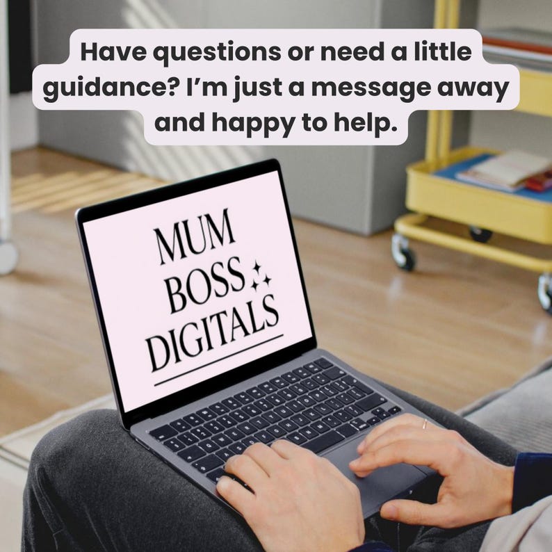 Pu&ograve; includere: Un computer portatile grigio scuro che mostra il testo MUM BOSS DIGITALS con due piccole icone a forma di stella su uno schermo rosa chiaro. Sopra il portatile, una casella di testo chiara recita: Have questions or need a little guidance? I'm just a message away and happy to help.