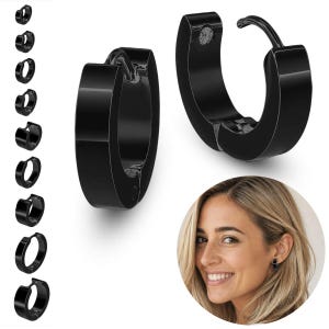 Könnte beinhalten: Eine Reihe schwarzer Creolen in verschiedenen Größen. Die Ohrringe bestehen aus glänzendem, dunklem Material und haben ein schlichtes Design. Ein Ohrring wird am Ohr einer Person gezeigt, um zu demonstrieren, wie sie getragen aussehen.